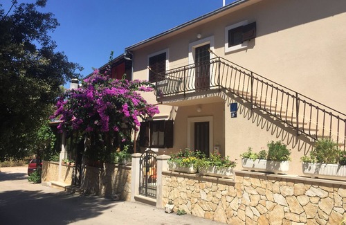 Mirce Apartment | Three bedroom apartment with terrace Mirca, Brač (A-2886-a)