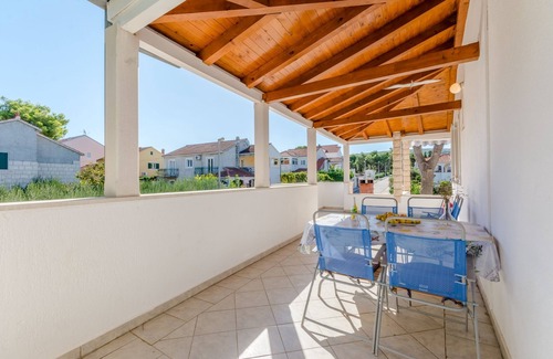 Mirce Apartment | Three bedroom apartment with terrace and sea view Mirca, Brač (A-5613-a)