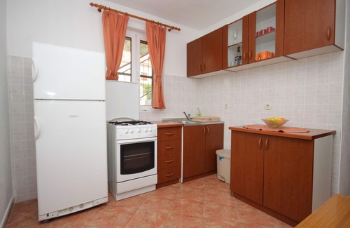 Gdinj Apartment | Three bedroom apartment near beach Cove Tvrdni Dolac, Hvar (A-8703-b)
