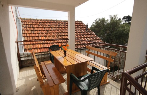 Gdinj Apartment | Three bedroom apartment near beach Cove Tvrdni Dolac, Hvar (A-8703-b)