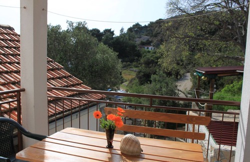 Gdinj Apartment | Three bedroom apartment near beach Cove Tvrdni Dolac, Hvar (A-8703-b)