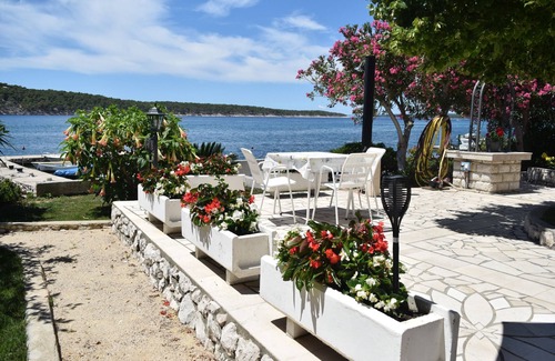 Rab Apartment | Three bedroom apartment near beach Barbat, Rab (A-4973-a)