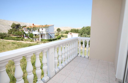 Vlasici Apartment | Three bedroom apartment near beach Vlašići, Pag (A-6523-a)
