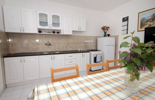 Gdinj Apartment | Three bedroom apartment with terrace and sea view Cove Skozanje, Hvar (A-4024-a)