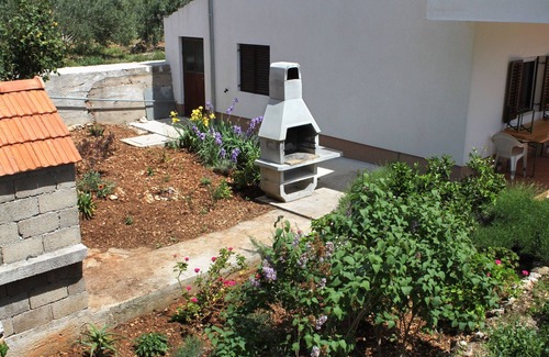 Gdinj Apartment | Three bedroom apartment with terrace and sea view Cove Skozanje, Hvar (A-4024-a)