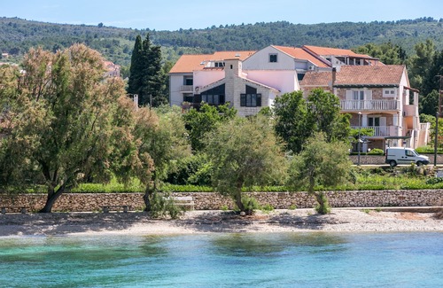 Mirce Apartment | Three bedroom apartment with terrace and sea view Mirca, Brač (A-732-a)