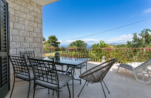 Mirce Apartment | Three bedroom apartment with terrace and sea view Mirca, Brač (A-732-a)