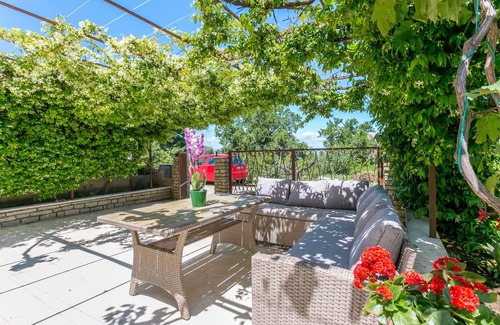 Mirce Apartment | Three bedroom apartment with terrace and sea view Mirca, Brač (A-732-a)