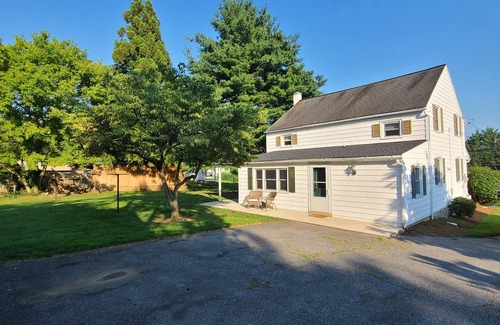 Millersville House | Three bedroom farmhouse,king size beds with country living