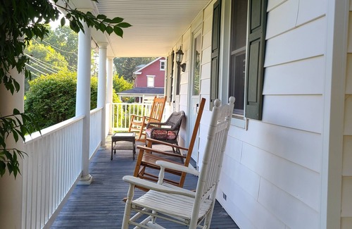 Millersville House | Three bedroom farmhouse,king size beds with country living