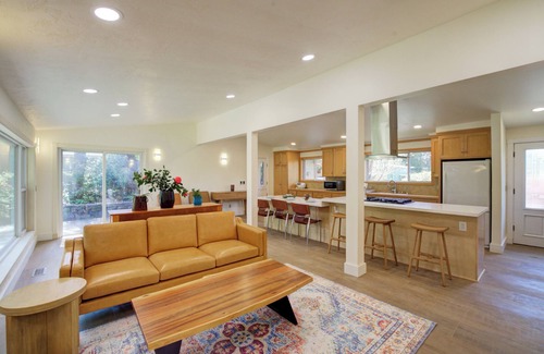 Mercer Island House | Three Bedroom Home With King Suite at Mercer Island