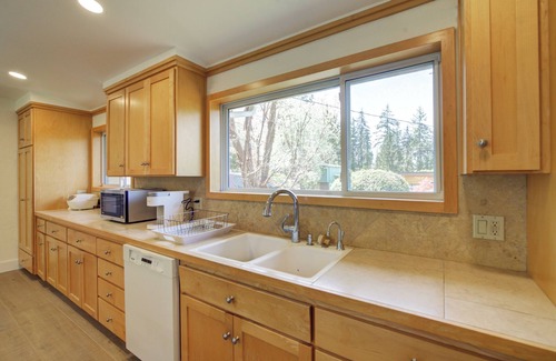Mercer Island House | Three Bedroom Home With King Suite at Mercer Island