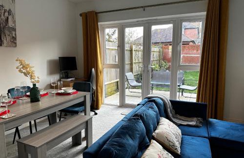 Bracknell House | Three-bedroom modern family home by the pond with free parking