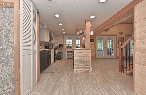 Bovey House | Three Bedroom, Two Bathroom Private Lakefront Cabin with Amazing Views of Beautiful Twin Lakes