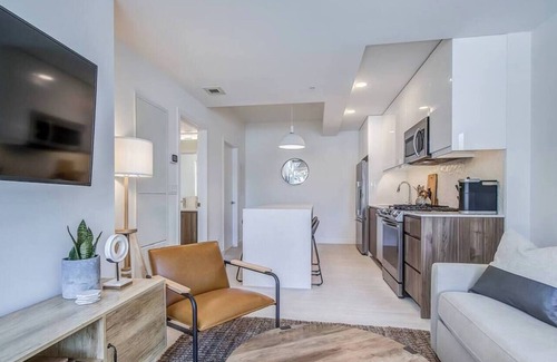 Sunnyside Condo | Three Condos on the same floor w Parking & Rooftop Patio