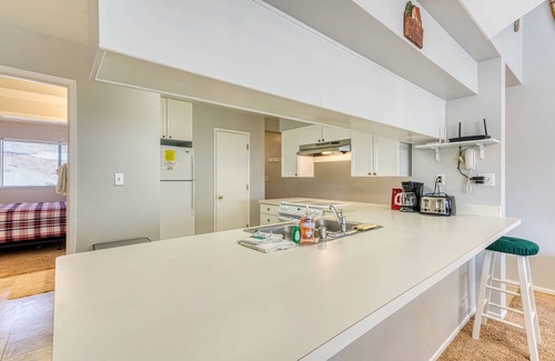 Lakeshore Condo | Three-story condo with mountain views, balcony, grill & washer/dryer