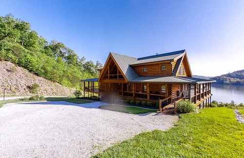 Tazewell Cabin | Three-story lake-view cabin with private hot tub, pool table, fireplace & AC