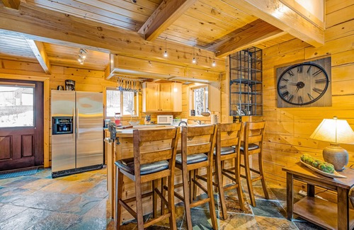 Hyak Cabin | Three-story rural cabin + loft w/private washer/dryer, deck, & high-speed WiFi