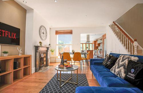 Northampton House | Thrift House - Central Location - Free Parking, Pool Table, Fast Wifi, Smart TV with Fast Wifi by Yoko Property