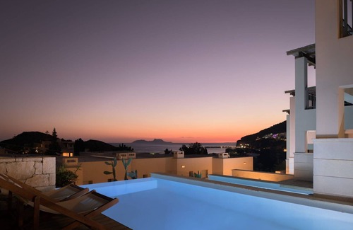 Agia Galini Villa | Thrilling Agios Vasilios Suite | Kahono Suite | 1 Bedroom | Min. Children Age:.