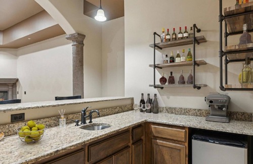 County Island Villa | Thunder Mountain Resort, Spacious 5 bedroom Villa near Airport, Scottsdale