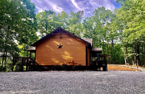 Cleveland Cabin | THUNDER RIDGE LODGE HAS AN AWESOME VIEW OF MT YONAH! Peace, privacy & seclusion.