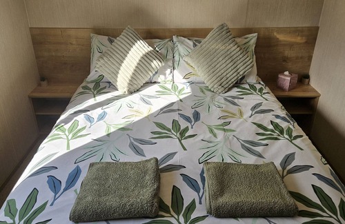 Dunbar Cottage | THURSTON MANOR CARAVAN PARK, PONY MEADOW, with a garden in Dunbar