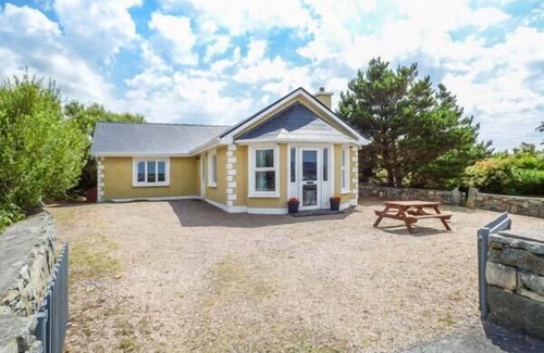 Clifden Cottage | TI SHEAMUIS, family friendly, with open fire in Carna, County Galway
