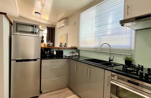 Punaauia House | Tiaki Guesthouse: 5min drive from the beach, Prime Location near Punaauia Center