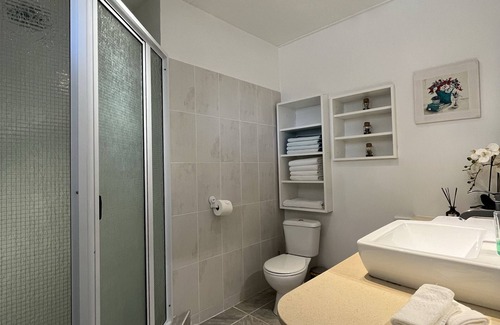 Punaauia House | Tiaki Guesthouse: 5min drive from the beach, Prime Location near Punaauia Center