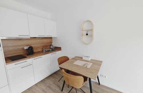 Metzingen Apartment | TiCasa BOHO - Zentral-Outlet-Balkon-Parkplatz-SmartTV-Unique