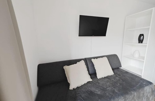 Metzingen Apartment | TiCasa BOHO - Zentral-Outlet-Balkon-Parkplatz-SmartTV-Unique