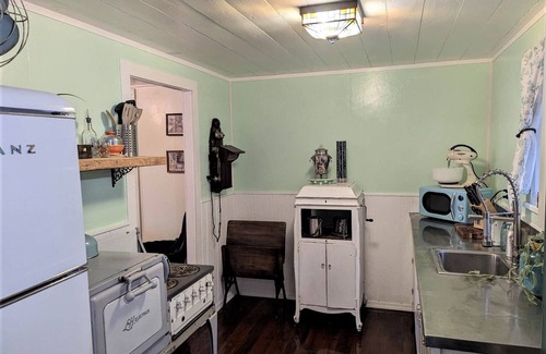 Westlake Cabin | Ticketmaster Chamber - Lakefront Studio Cabin with Kayaking near Florence