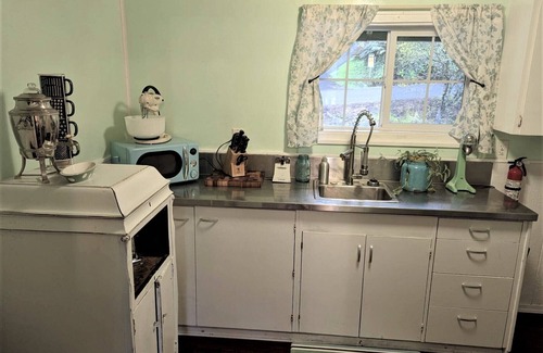 Westlake Cabin | Ticketmaster Chamber - Lakefront Studio Cabin with Kayaking near Florence