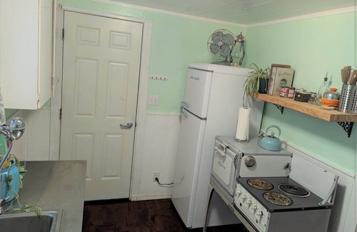 Westlake Cabin | Ticketmaster Chamber - Lakefront Studio Cabin with Kayaking near Florence