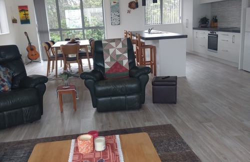 Cable Bay House | Tidal Tranquillity.n5 Minutes stroll to the Beach.