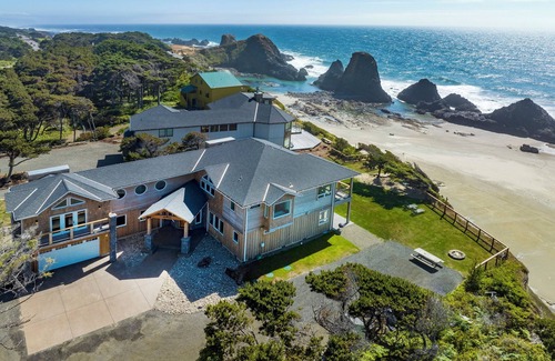 Seal Rock House | Tidal Treasure, Sleeps 12, Game Room, Oceanfront, Hot Tub, BBQ, Beach Access