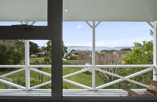 Algies Bay House | TIDE AND TRUE - ALGIES BAY HOLIDAY HOME, with a garden in Algies Bay