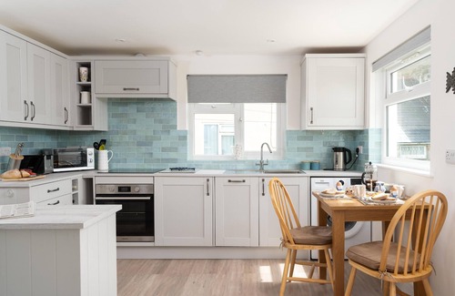 Marazion Apartment | Tide View - stylish apartment with sea views and parking, moments to the beach
