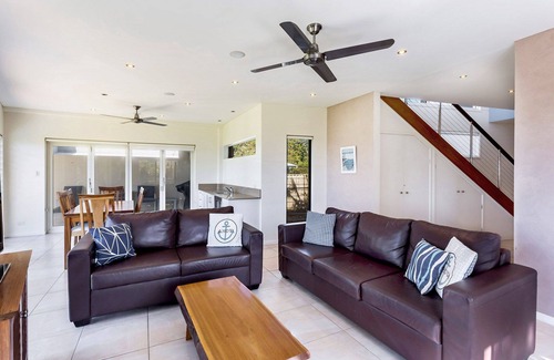 Diamond Beach House | Tidemark backs on to the beautiful Diamond Beach, Ocean views at their finest