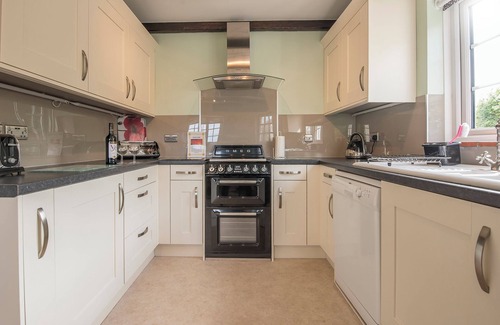 Dinas Cross Cottage | Tides Reach, Holiday Cottage Cwm yr Eglwys, Sleeps 6, 3 bedrooms, bathrooms