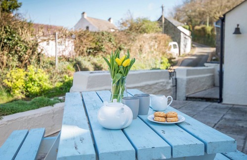 Dinas Cross Cottage | Tides Reach, Holiday Cottage Cwm yr Eglwys, Sleeps 6, 3 bedrooms, bathrooms