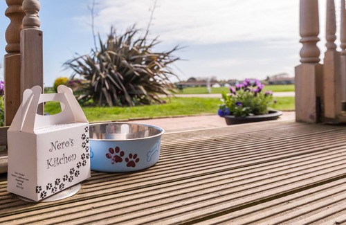Bacton Ski Chalet | Tides, seaside home, dog friendly, peaceful park in Bacton, by the sea, wi-fi