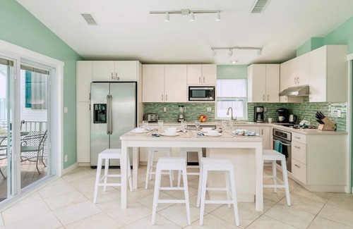 Cudjoe Key Cottage | *TIDEWATER VIEWS @ VENTURE OUT* 2BR/2BA Cottage + 35’ Private Slip | 80’ Pool
