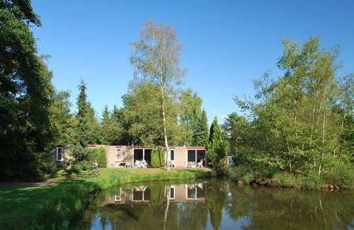 Vledder House | Tidy bungalow with garden located in natural area