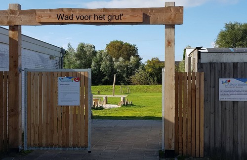 Tzummarum Ski Chalet | Tidy chalet with a microwave, near the Wadden Sea