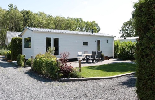 Tzummarum Ski Chalet | Tidy chalet with a microwave, near the Wadden Sea
