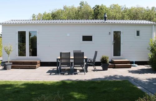 Tzummarum Ski Chalet | Tidy chalet with a microwave, near the Wadden Sea
