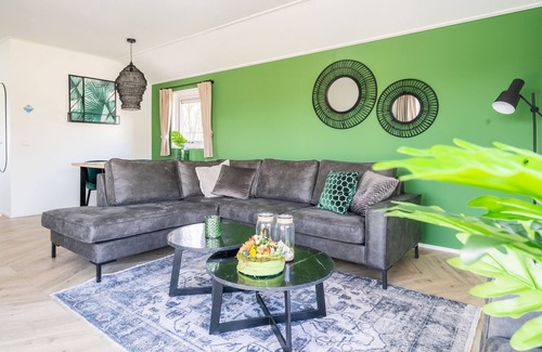 Kerkdriel Ski Chalet | Tidy chalet with dishwasher, near the river Maas