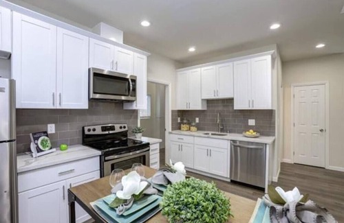 Horace Mann Apartment | Tiger Shark Room | SJ Shark House